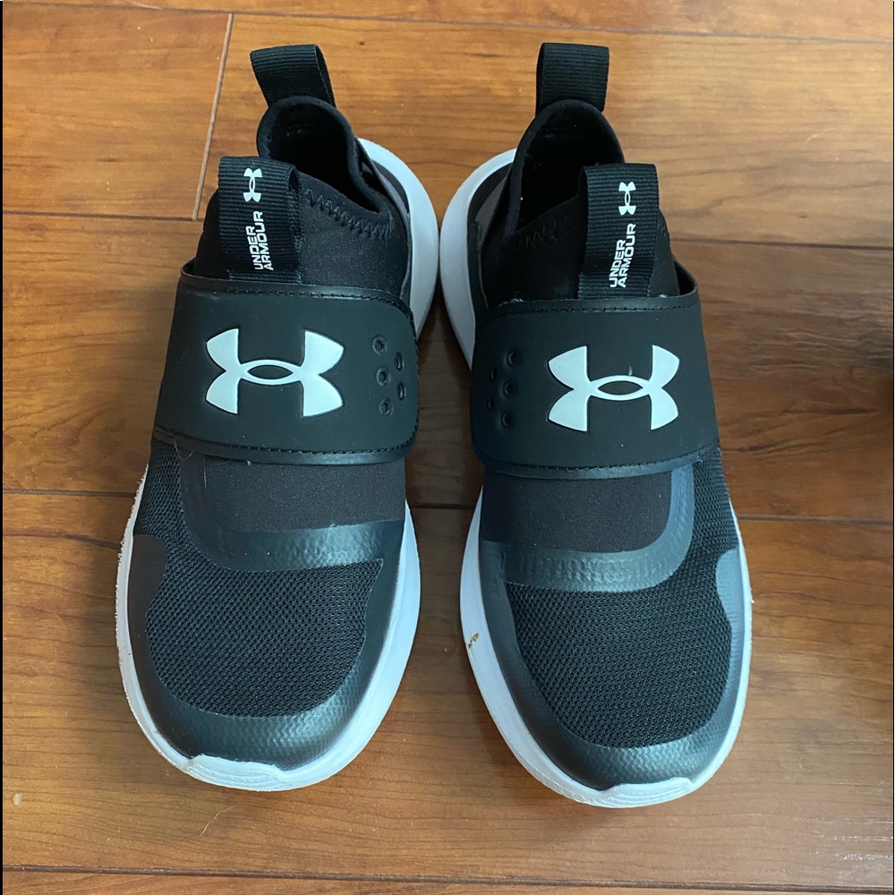 Under Armour ladies casual athletic shoes. Like new